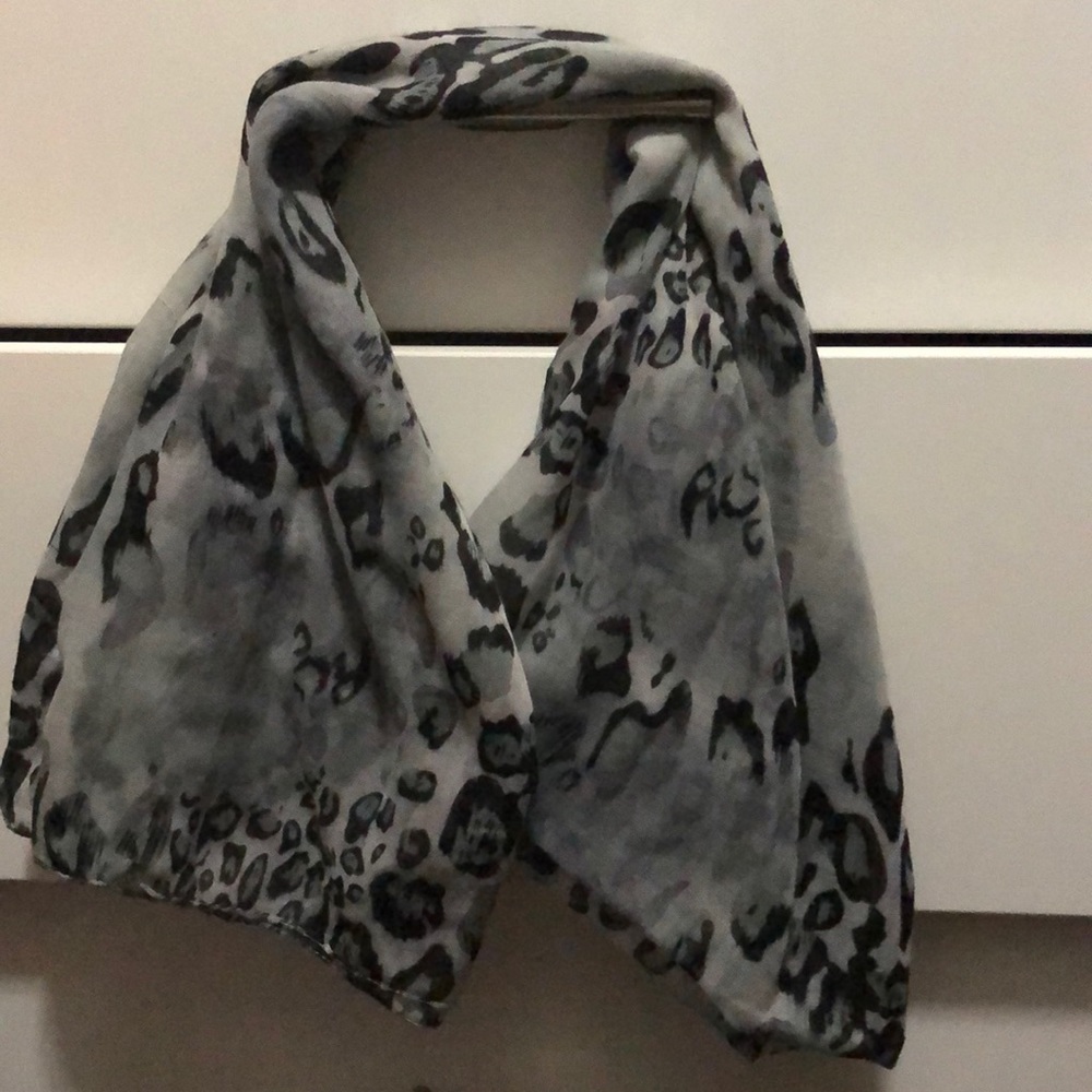 Scarve - Picture 3 of 3